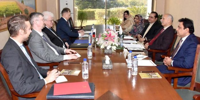 Senator Mushahid Hussain hosts Russian delegation for election observations