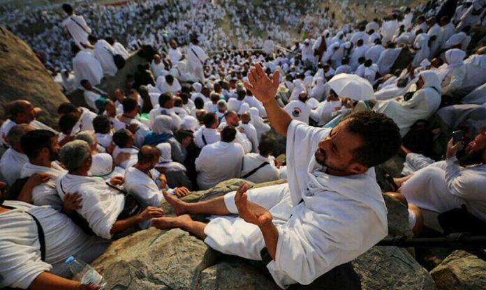 Muslims from all over the world pray on Mount Arafat in Haj climax