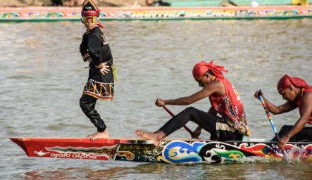 14 Indonesian child's viral fame draws tourists to boat race