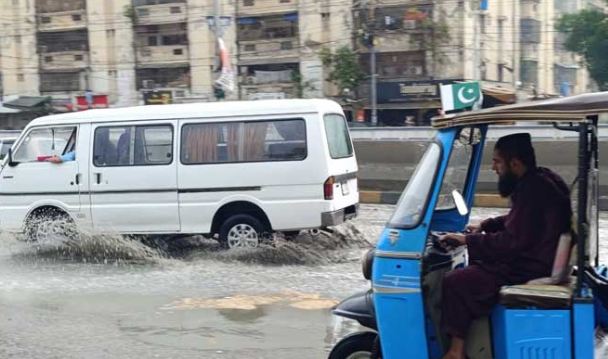 4 Heavy showers lash Karachi amid fears of urban flooding