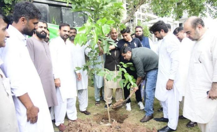 Ahsan greets newly-elected office-bearers of G 10 union