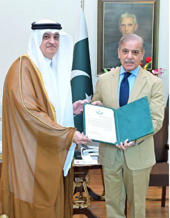 DNA 9-1 Saudi envoy presents FII Invitation from Crown Prince to PM