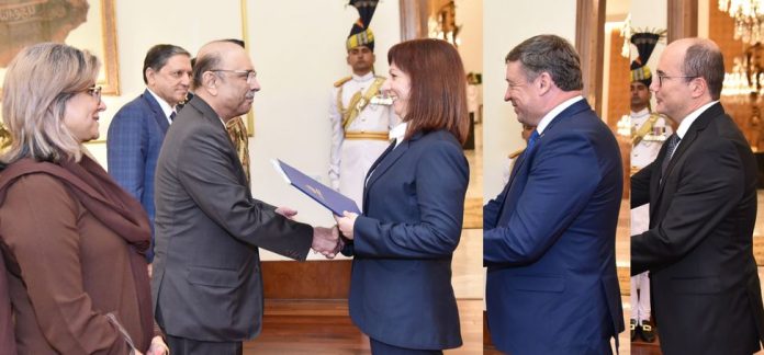 DNA 10-10 Greece, Hungary, EU envoys present credentials to President Zardari