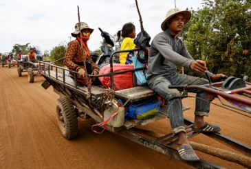 1 Cambodia-Thailand border clashes send half a million into shelters