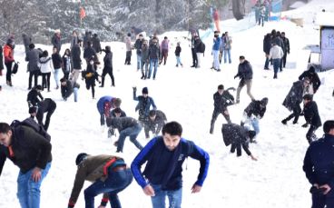 Clouds-sun hide & seek at Ayubia as horse riders, cash in on snowfall buzz at Galiyat Clouds-sun hide & seek at Ayubia as horse riders, cash in on snowfall buzz at Galiyat