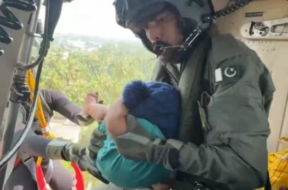 DNA 1-14 Pakistani Navy evacuates family with baby from Sri Lankan floods