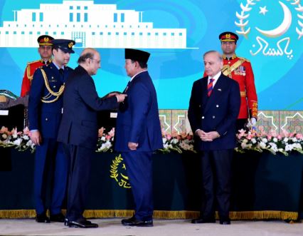 DNA 9-22 Indonesian President decorated with award