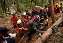 Indonesia landslide death toll rises to 17, dozens missing Indonesia landslide death toll rises to 17, dozens missing