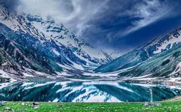 000000 Snow-covered mountains transform Saifullah Lake & Neelum Valley into tourist hotspots: report