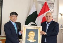 Artist presents medallion portrait of Jinnah to high commission in Canada Artist presents medallion portrait of Jinnah to high commission in Canada