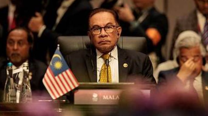 0 Bid to topple Malaysia govt; probe launched