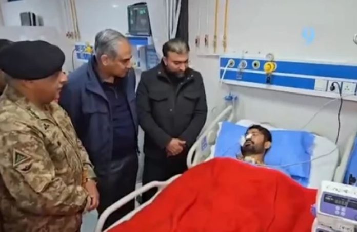 Naqvi, Bugti visit injured police jawans