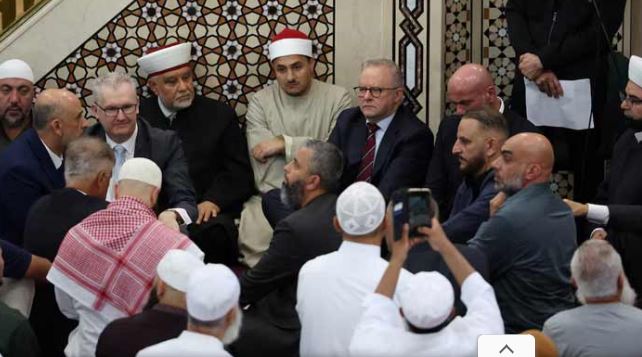 00 Australian mosque protesters heckle PM Albanese over Israel stance