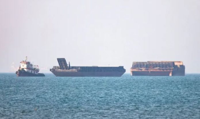 US says it has missile destroyers in Gulf, two American ships have crossed Hormuz