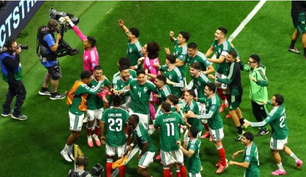 114 Mexico beat Ecuador 2-0 to reach World Cup last 16 and end knockout hoodoo