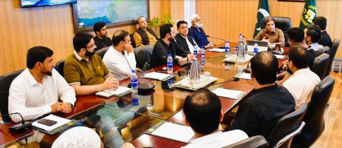 Abbasi meets Gujrat Chamber delegation