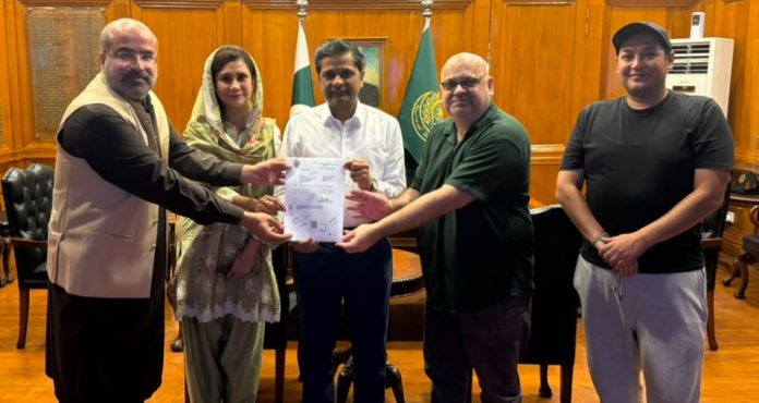 DNA 7-12 Commissioner Karachi hands over approval for Pakistan–Romania Friendship Monument to PRBC leadership
