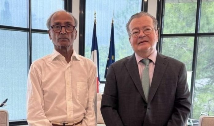 Pakistani-origin news vendor meets French Ambassador