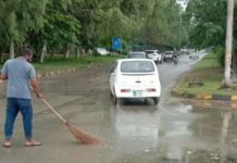 CDA teams clear fallen trees, drain rainwater after Islamabad downpour CDA teams clear fallen trees, drain rainwater after Islamabad downpour