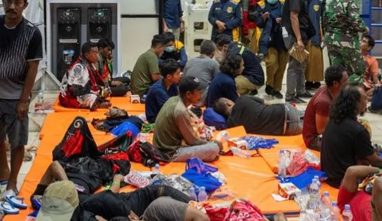 NEWS Indonesia rescuers battle turbulent seas in search for 129 people after ship capsizes