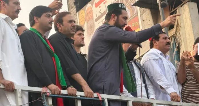 NEWS Afridi maintains his stance on counterterrorism policy as PTI long march marks a week